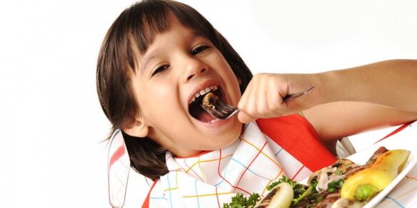 anak makan sayuran pada diet dengan pankreatitis