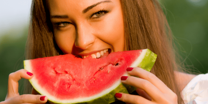 gadis makan semangka untuk menurunkan berat badan