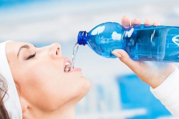 Anda bisa menghilangkan 5 kg kelebihan berat badan dalam seminggu dengan banyak minum air putih