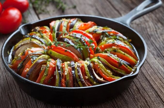Hiasi dengan tomat dan zucchini